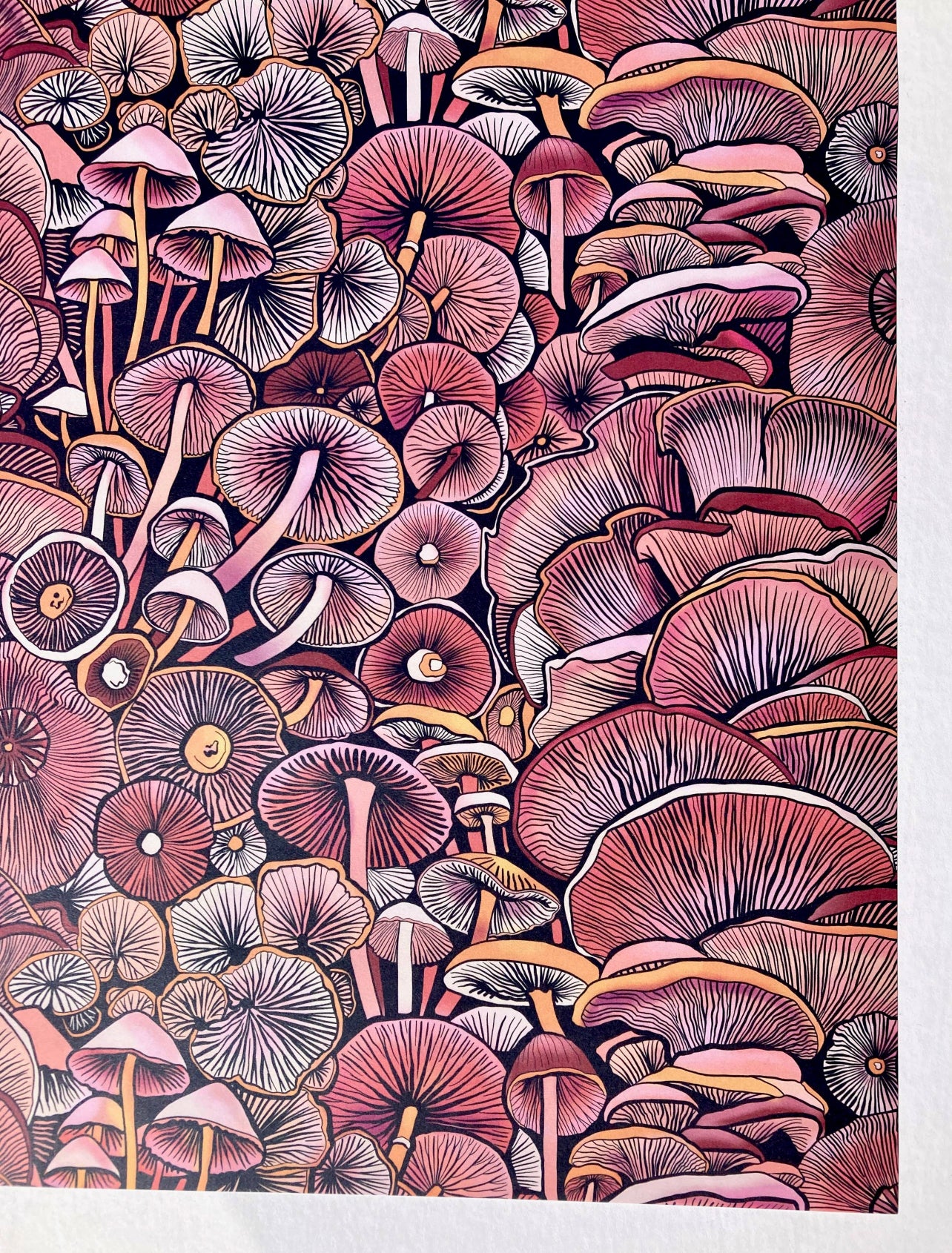Geschenkpapierbogen mit rosa Pilzen
